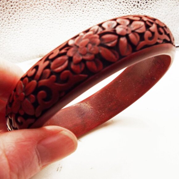VINTAGE CHINESE DARK RED CARVED CINNABAR FLORAL DESIGN BANGLE BRACELET 29 - Picture 3 of 3